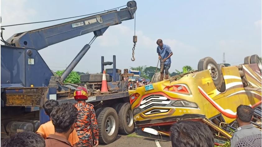 বাস উল্টে খাদে পড়ে , প্রাণ গেল এক নারীর